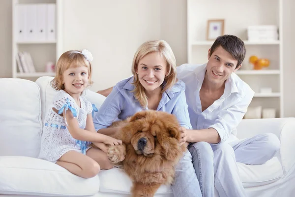 Familia Feliz Con Perro Casa — Foto de Stock