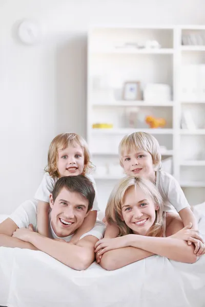 年轻家庭与儿童在家里 — 图库照片