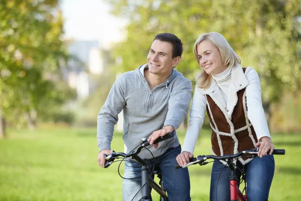 微笑着自行车在公园里对夫妇 — 图库照片