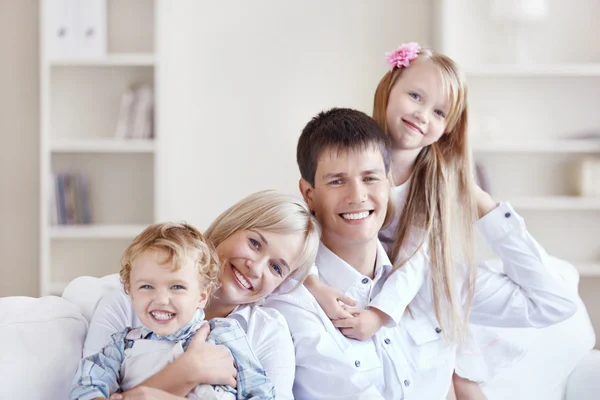 年轻的快乐家庭有两个孩子在家里 — 图库照片