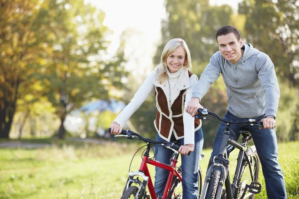自転車公園で幸せな若いカップル — ストック写真