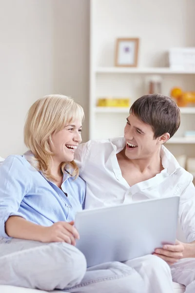 Gelukkige Jonge Paar Met Laptop — Stockfoto