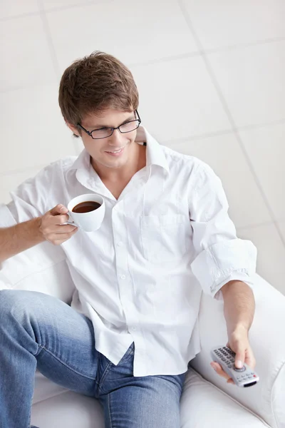 Homme Avec Une Tasse Café Commutateur Chaînes Télévision — Photo