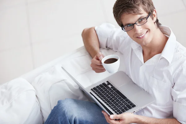 Een Jonge Man Met Een Kop Laptop — Stockfoto