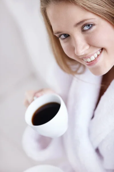 Das Mädchen mit dem Kaffee — Stockfoto