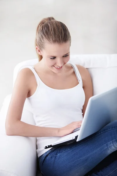 Chica joven con un ordenador portátil —  Fotos de Stock