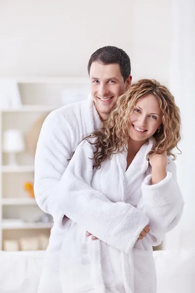 Het Gelukkige Paar Witte Jassen Thuis — Stockfoto
