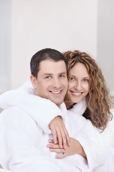 Omfamna det lyckliga paret — Stockfoto
