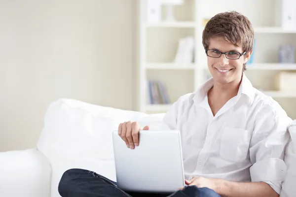Dizüstü bilgisayar ile bir genç adam — Stok fotoğraf