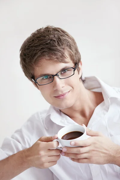 Vonzó Fiatal Ember Aki Egy Csésze Kávé — Stock Fotó