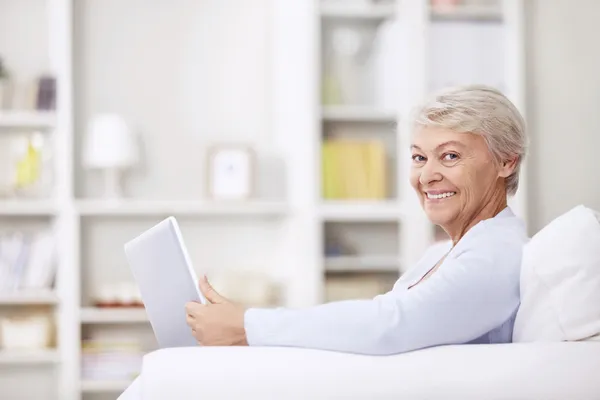 Smiling Elderly Woman Couch Laptop — Stock Photo, Image
