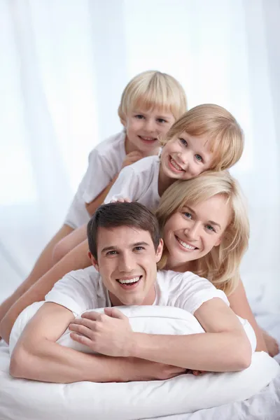 Eine Glückliche Familie Auf Einem Bett Schlafzimmer Stockbild