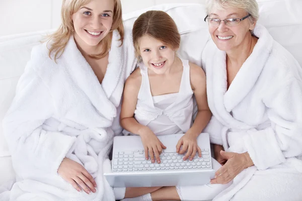 Família com um laptop — Fotografia de Stock