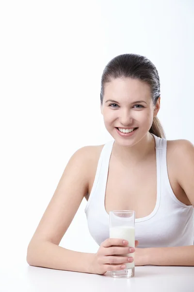 Aantrekkelijke Jonge Meisje Met Een Glas Melk Een Witte Achtergrond — Stockfoto