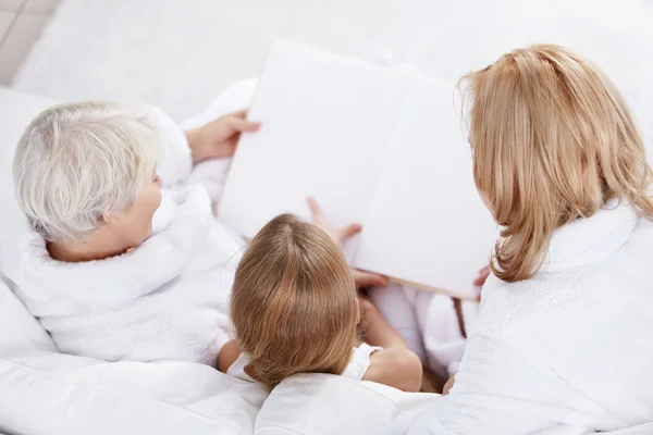 Familienkind Liest Ein Buch — Stockfoto