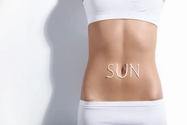 太陽と女性の腹部 — ストック写真