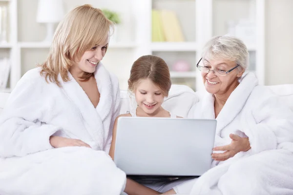 Família Atraente Está Olhando Para Laptop — Fotografia de Stock