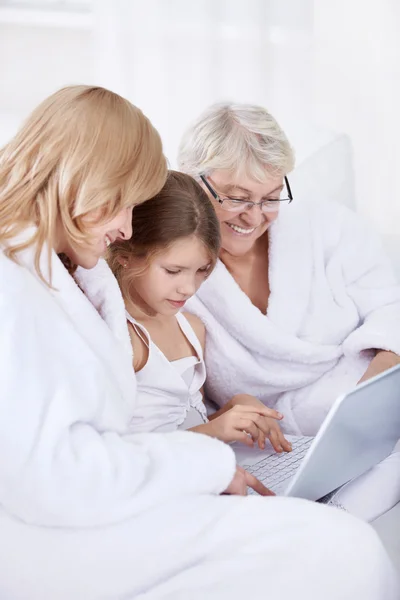 Avó Mãe Filha Com Laptop — Fotografia de Stock