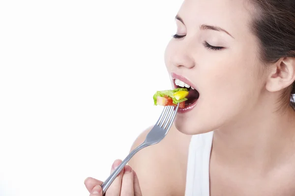 Jong meisje eten Salade — Stockfoto