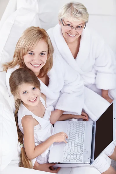 有一台笔记本电脑在白色沙发上的家庭 — 图库照片
