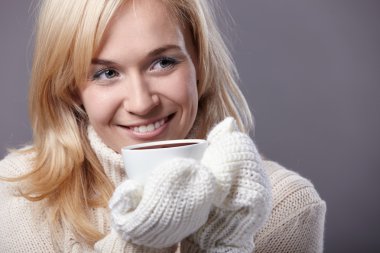 elinde bir bardak ile çekici kız