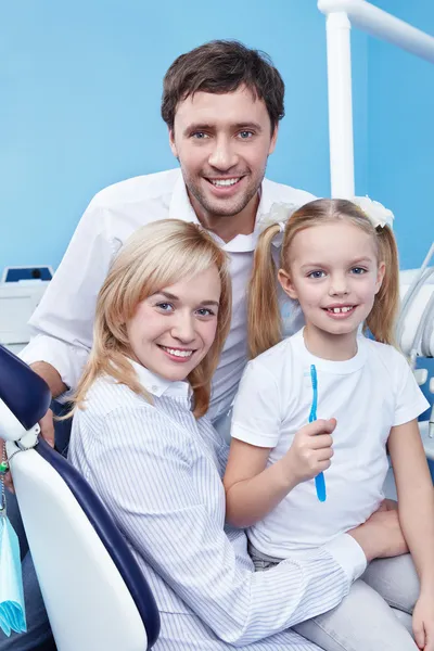 Familj Med Ett Barn Tandkliniken — Stockfoto