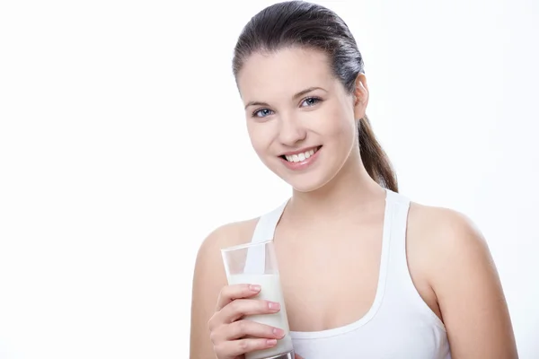 Chica joven con un vaso de leche — Foto de Stock