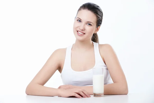 一杯牛奶在白色背景上的漂亮年轻女孩 — 图库照片