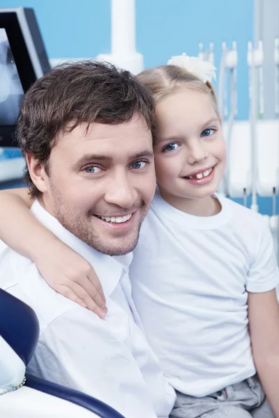Papai Com Uma Criança Consultório Odontológico — Fotografia de Stock