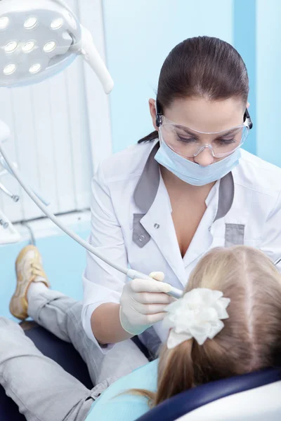 Lekarz Leczenie Zębów Dziecka Klinice Dentystycznej — Zdjęcie stockowe