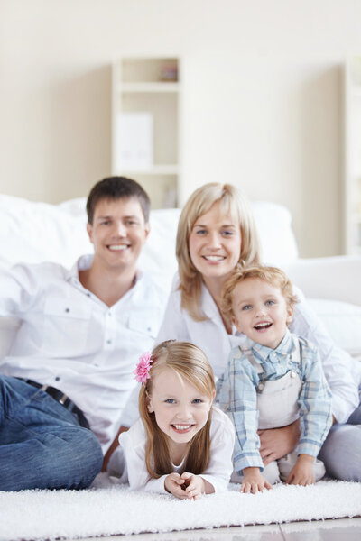 Счастливая семья с детьми дома
