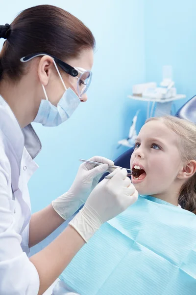儿科医生对待你的孩子的牙齿 — 图库照片