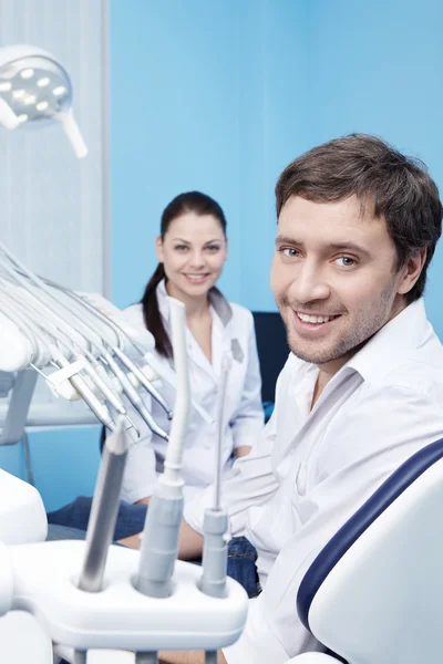 Hombre Atractivo Una Recepción Dentista —  Fotos de Stock