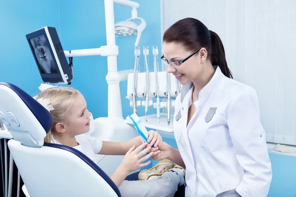 Zahnarzt Gibt Dem Patienten Zahnbürste Und Zahnpasta — Stockfoto