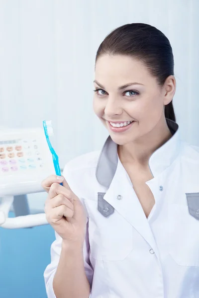 Diş Fırçası Ile Genç Bir Doktor — Stok fotoğraf