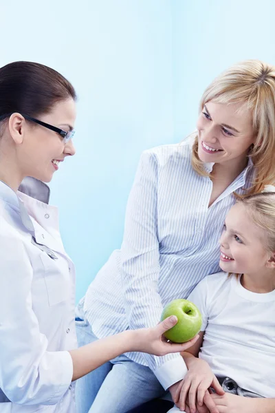 Γιατρός Δίνει Παιδί Ένα Πράσινο Μήλο — Φωτογραφία Αρχείου