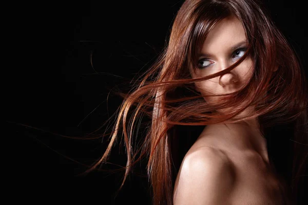 Красивая Молодая Девушка Распускающимися Волосами — стоковое фото