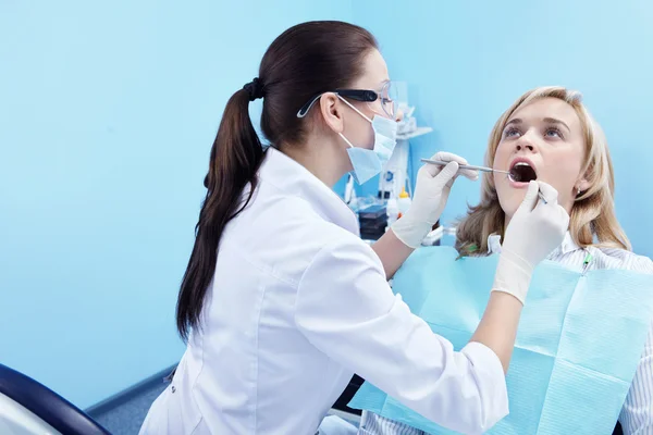 Стоматолог Оглядає Пацієнта — стокове фото