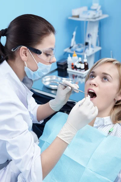 歯科医は患者を調べます — Stock fotografie