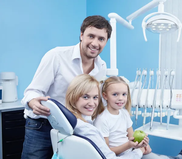 Счастливая семейная стоматология — стоковое фото