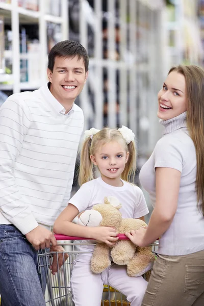 Uma Família Feliz Com Uma Criança Uma Loja — Fotografia de Stock
