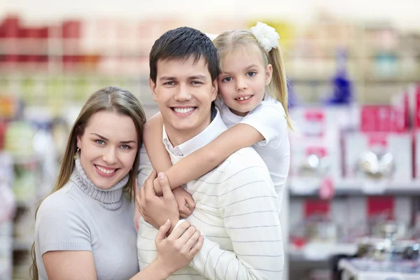 Retrato Uma Família Feliz Loja — Fotografia de Stock