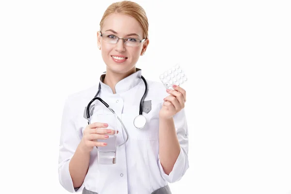 Een jonge verpleegster met een pil — Stockfoto