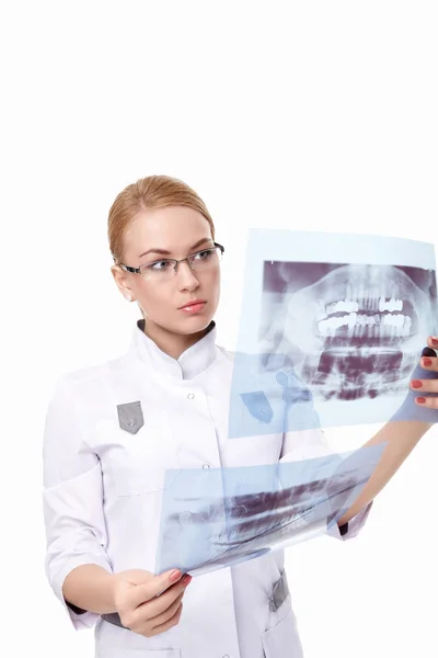 Zahnarzt mit Röntgenbild — Stockfoto