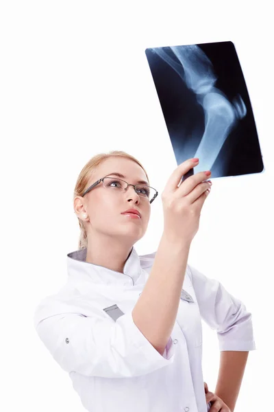 Un giovane medico con radiografia — Foto Stock
