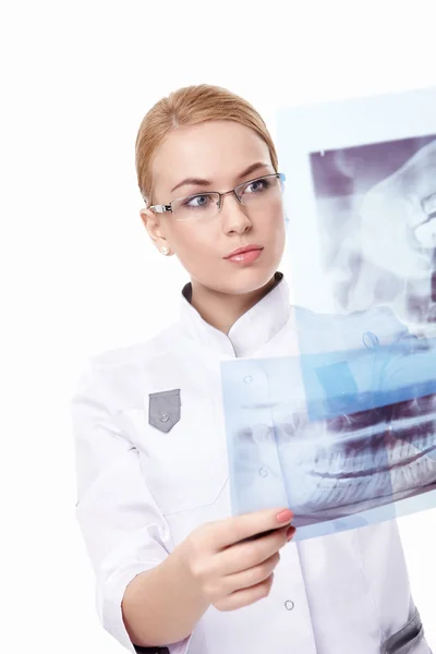 Attraktive Ärztin mit Röntgenbild — Stockfoto