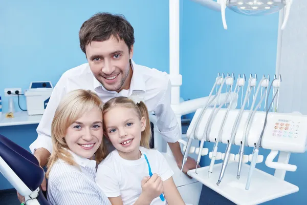 Famílias no consultório odontológico — Fotografia de Stock