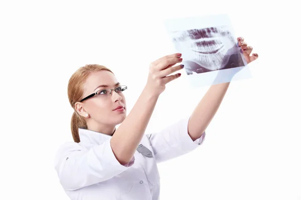 Ung sjuksköterska med röntgen — Stockfoto