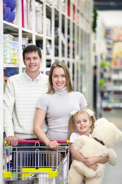 Familie in winkel — Stockfoto