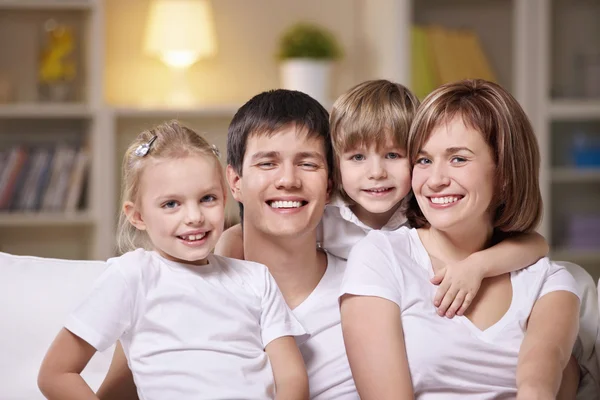 Lächelnde Familie — Stockfoto